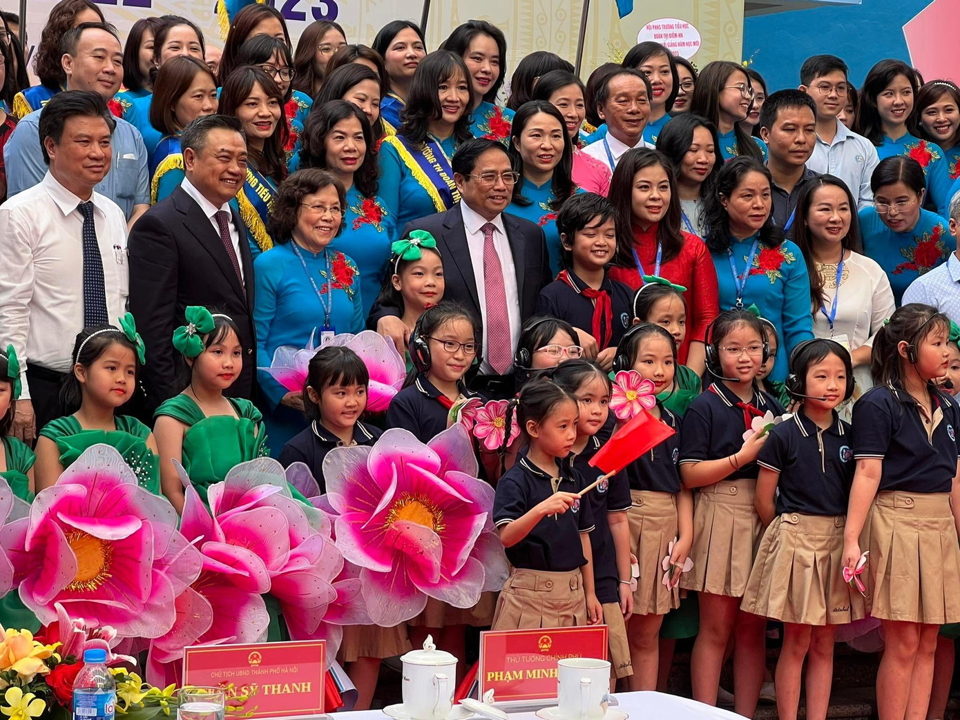 Thủ tướng chụp ảnh lưu niệm với cô trò Trường Tiểu học Đoàn Thị Điểm. Thủ tướng chụp ảnh lưu niệm với cô trò Trường Tiểu học Đoàn Thị Điểm.