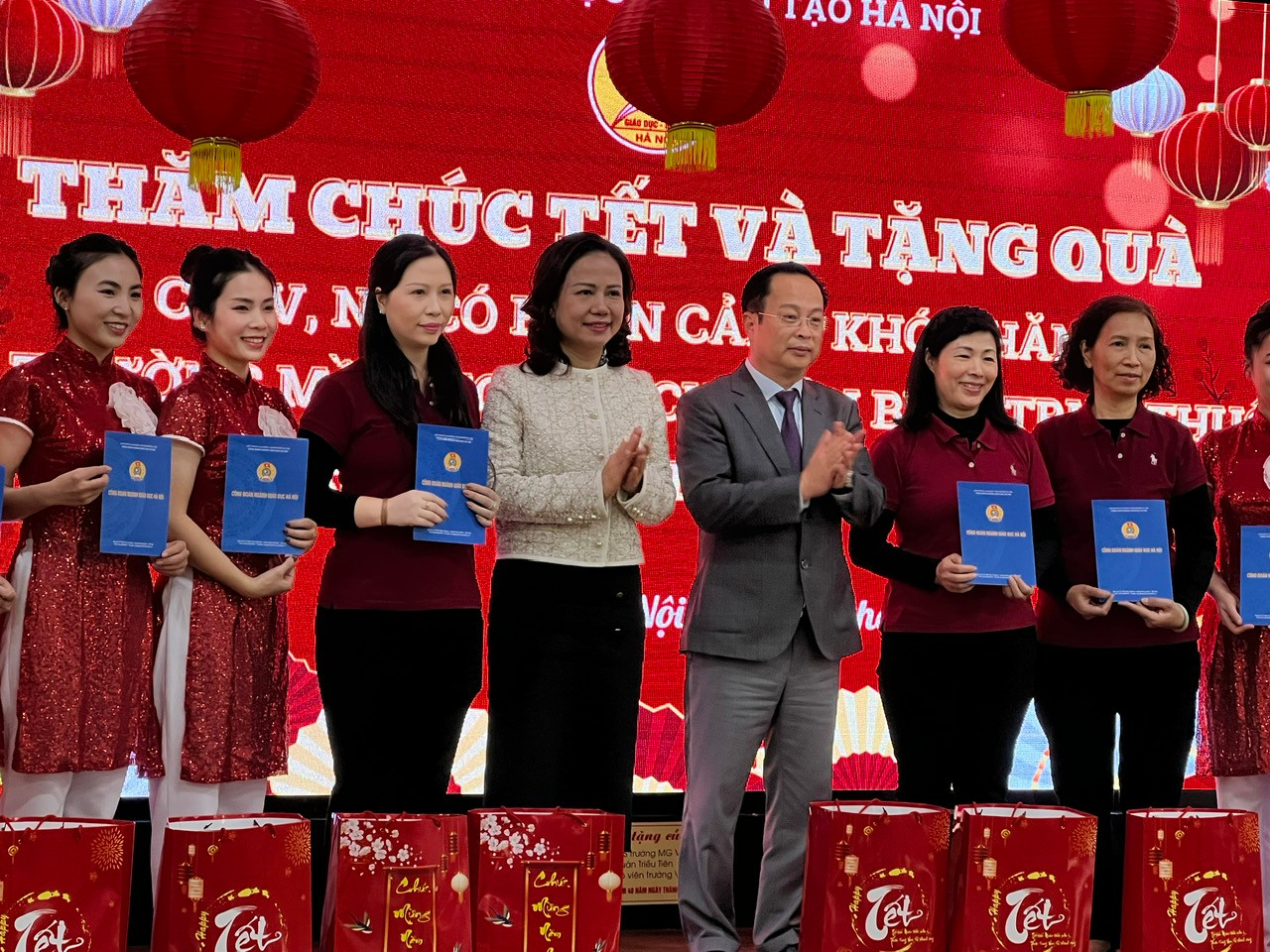 Lãnh đạo Sở GD&ĐT Hà Nội tặng quà Tết, động viên giáo viên có hoàn cảnh khó khăn. Lãnh đạo Sở GD&ĐT Hà Nội tặng quà Tết, động viên giáo viên có hoàn cảnh khó khăn.