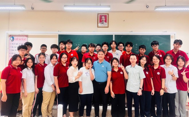 Thầy Dương (áo xanh) và học sinh Trường THCS Thống Nhất.