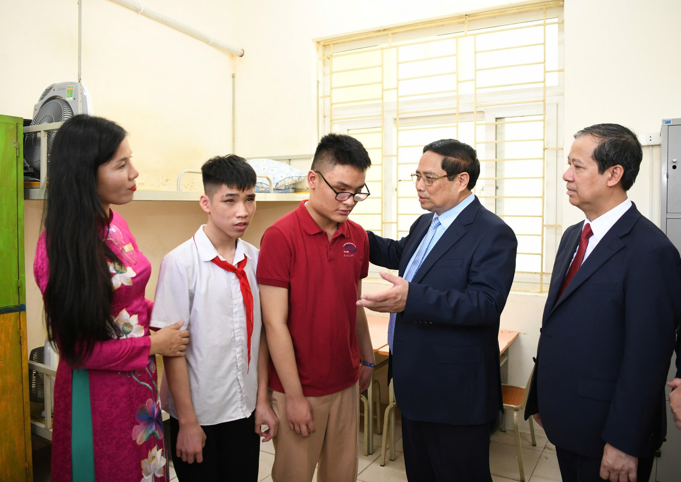 Thủ tướng thăm cơ sở vật chất, thăm phòng ký túc xá của Trường Phổ thông cơ sở Nguyễn Đình Chiểu.