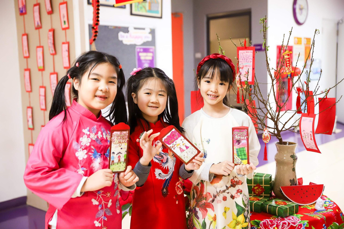 Học sinh Hà Nội hân hoan với Tết cổ truyền dân tộc. Học sinh Hà Nội hân hoan với Tết cổ truyền dân tộc.