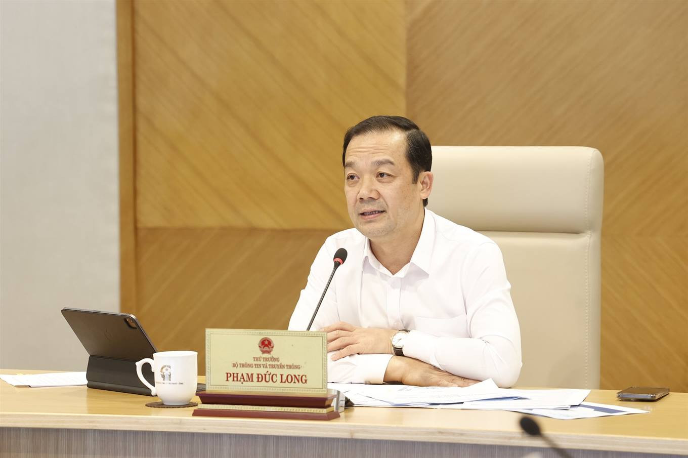 Thứ trưởng Phạm Đức Long