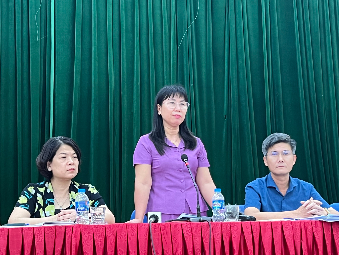 Bà Đỗ Thị Thuý Hà, Phó chủ tịch UBND quận Nam Từ Liêm (Hà Nội) thông báo phương án giải quyết nguyện vọng của phụ huynh chiều 23/8. Bà Đỗ Thị Thuý Hà, Phó chủ tịch UBND quận Nam Từ Liêm (Hà Nội) thông báo phương án giải quyết nguyện vọng của phụ huynh chiều 23/8.