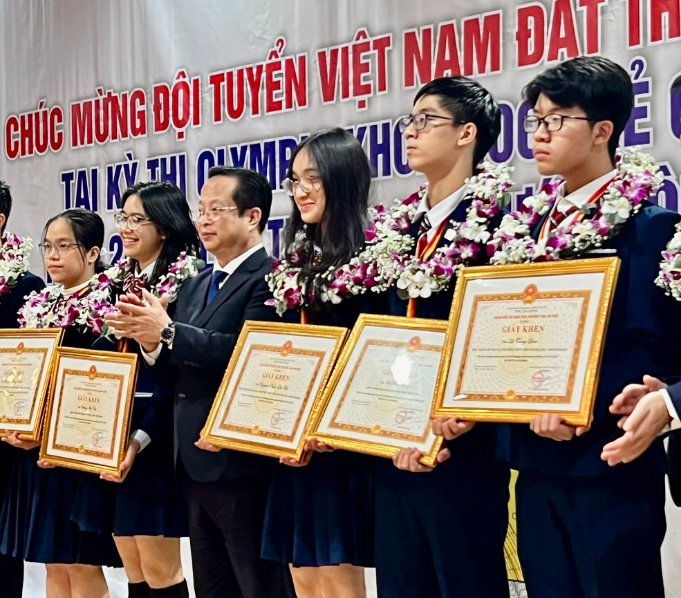 Mức tiền thưởng đối với học sinh thành phố Hà Nội đạt thành tích cao trong các cuộc thi, kỳ thi trong nước, quốc tế tăng cao so với trước.
