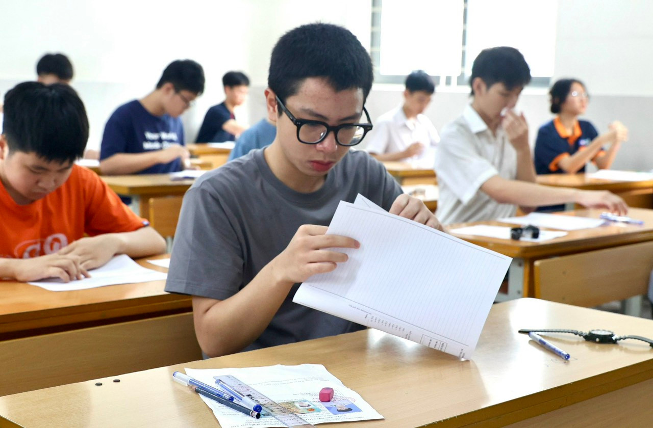 Kỳ thi tuyển sinh lớp 10 Hà Nội hằng năm có sự cạnh tranh khốc liệt để giành “tấm vé” vào trường THPT công lập. (ảnh: Trọng Tài) Kỳ thi tuyển sinh lớp 10 Hà Nội hằng năm có sự cạnh tranh khốc liệt để giành “tấm vé” vào trường THPT công lập. (ảnh: Trọng Tài)