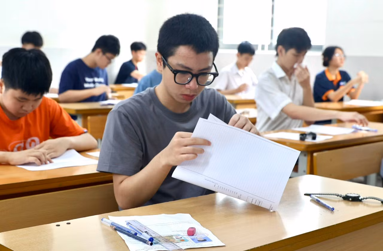 Kỳ thi tuyển sinh lớp 10 Hà Nội hằng năm có sự cạnh tranh khốc liệt để giành “tấm vé” vào trường THPT công lập. (ảnh: Trọng Tài)