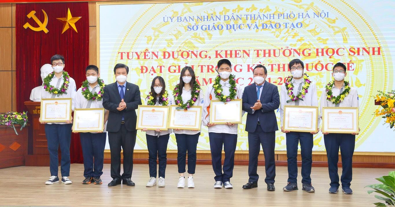 Học sinh được tặng Bằng khen tại lễ tuyên dương. Học sinh được tặng Bằng khen tại lễ tuyên dương.