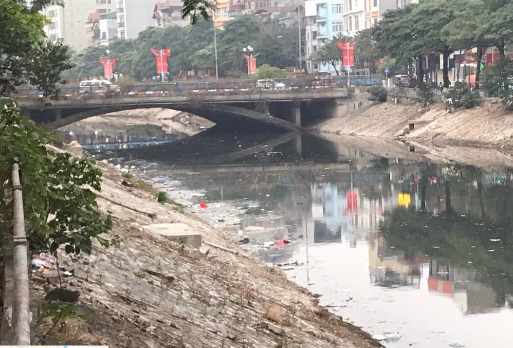 Sông Tô Lịch ô nhiễm nghiêm trọng. Ảnh: Hùng Nguyễn.