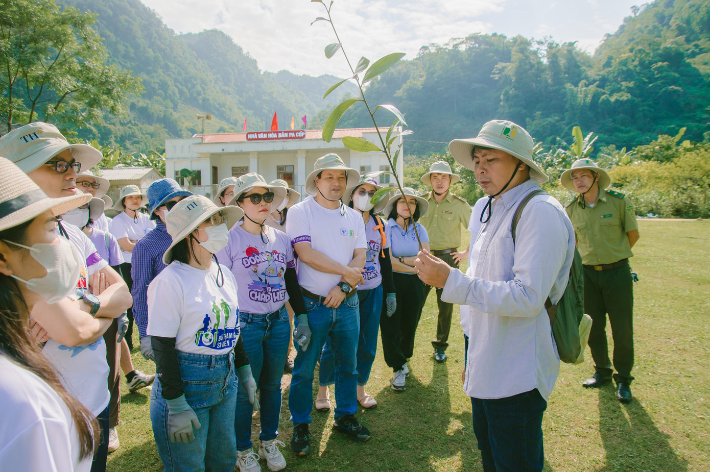Các tình nguyện viên nghe hướng dẫn trước khi tham gia trồng rừng tại Chương trình Rừng Xanh Lên sáng 2/6. Ảnh: Pannature. Các tình nguyện viên nghe hướng dẫn trước khi tham gia trồng rừng tại Chương trình Rừng Xanh Lên sáng 2/6. Ảnh: Pannature.