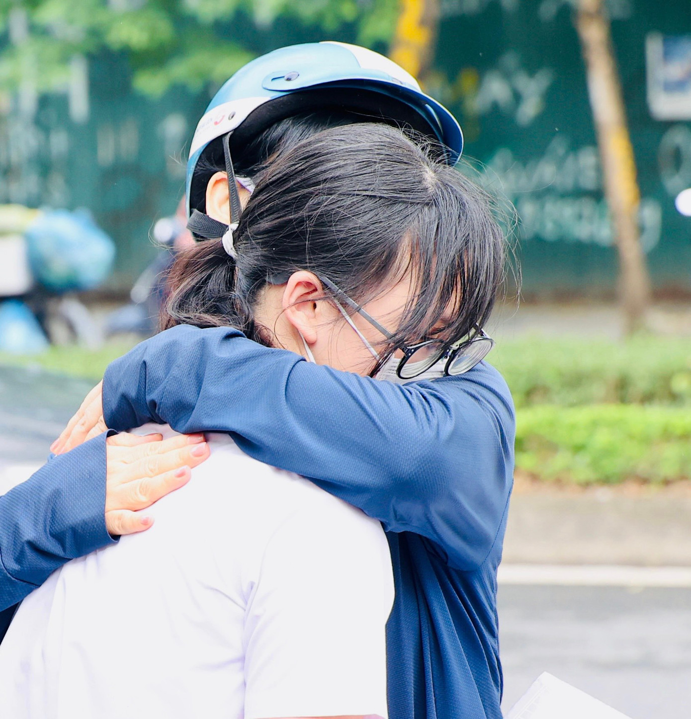 "Bình tĩnh, làm bài thi tốt con nhé", phụ huynh ôm con và nói trước giờ con vào phòng thi điểm thi THCS Yên Hoà, Cầu Giấy. "Bình tĩnh, làm bài thi tốt con nhé", phụ huynh ôm con và nói trước giờ con vào phòng thi điểm thi THCS Yên Hoà, Cầu Giấy.