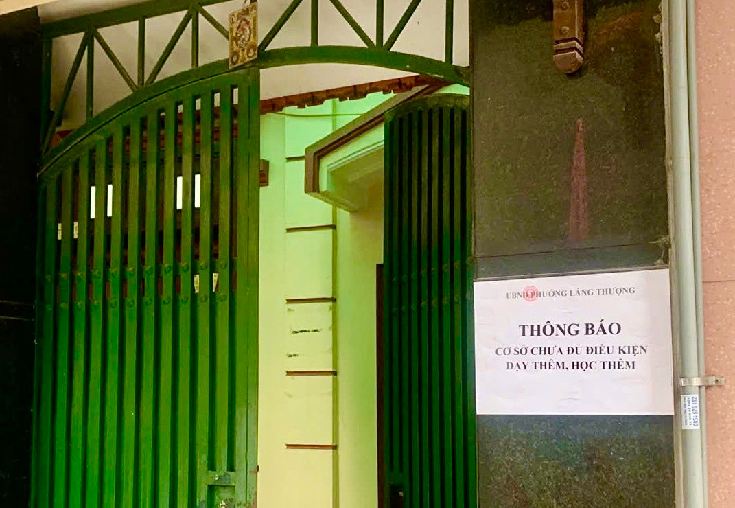 Phụ huynh băn khoăn về việc cho con học thêm tại các trung tâm không đảm bảo quy định về ánh sáng, phòng cháy chữa cháy, bàn ghế... nhưng không học lại sợ thua thiệt so với bạn bè.