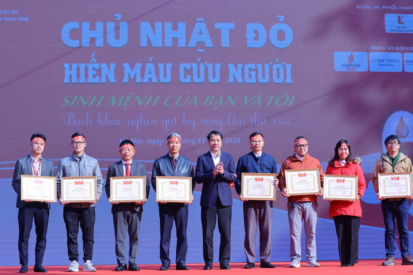 Thay mặt Ban Chấp hành Trung ương Đoàn TNCS Hồ Chí Minh, Bí thư Trung ương Đoàn Ngô Văn Cương trao Bằng khen tặng các cá nhân có nhiều đóng góp cho chương trình.