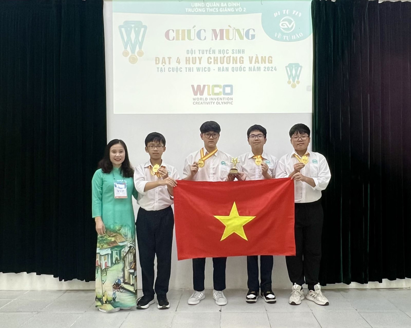 Nhóm học sinh dự Cuộc thi Olympic Phát minh và Sáng chế thế giới lần thứ 13.