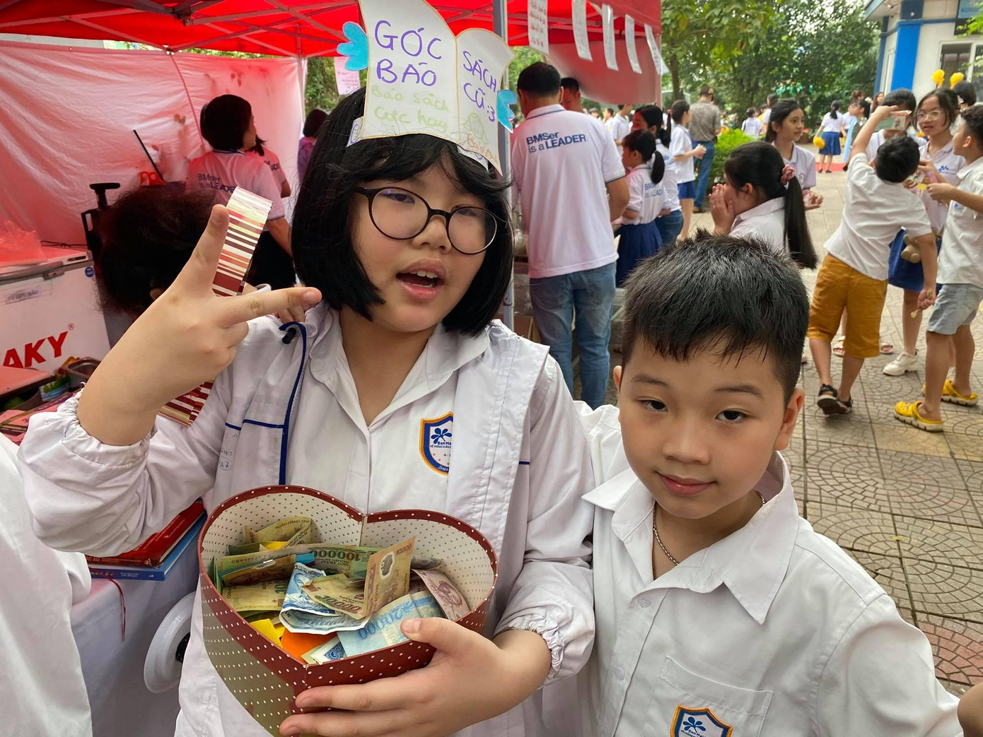 Hoàng Lê Bảo Anh khoe số tiền bán sách để ủng hộ thư viện sách Miền trung.