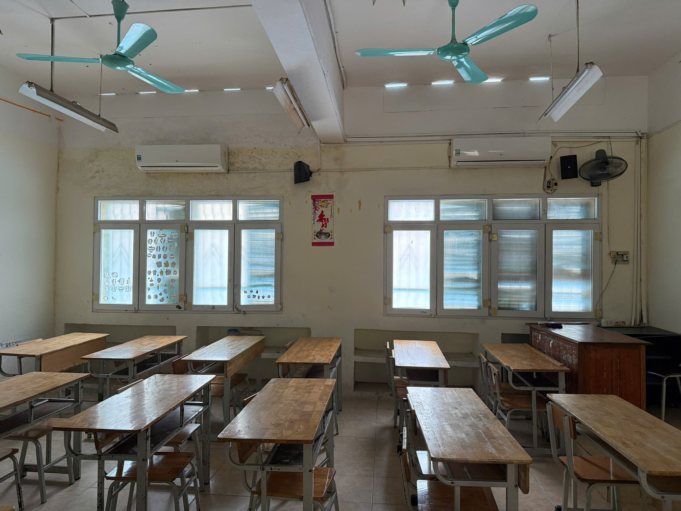 Một phòng thi đã được lau dọn, bố trí 24 bộ bàn ghế, kê đúng khoảng cách theo quy định.