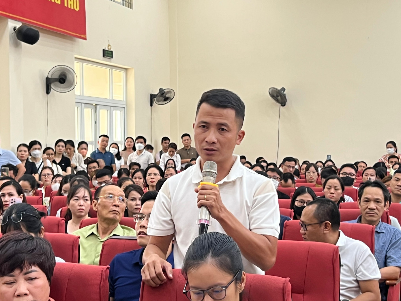 Anh Đức Công nói rằng, anh đại diện cho nhóm phụ huynh đặt câu hỏi tới lãnh đạo quận. Anh Đức Công nói rằng, anh đại diện cho nhóm phụ huynh đặt câu hỏi tới lãnh đạo quận.