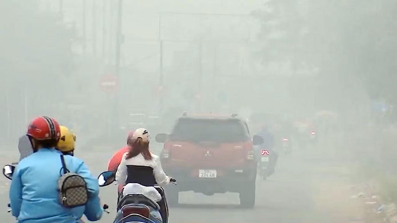 Hà Nội và các tỉnh miền Bắc đang trải qua những ngày ô nhiễm không khí nghiêm trọng. Ảnh: Mạnh Thắng.