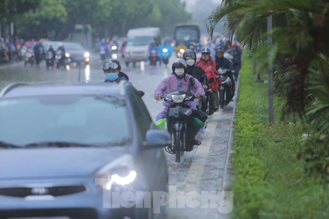 Mưa tiếp tục trong hôm nay ở nhiều khu vực trên cả nước. Mưa tiếp tục trong hôm nay ở nhiều khu vực trên cả nước.
