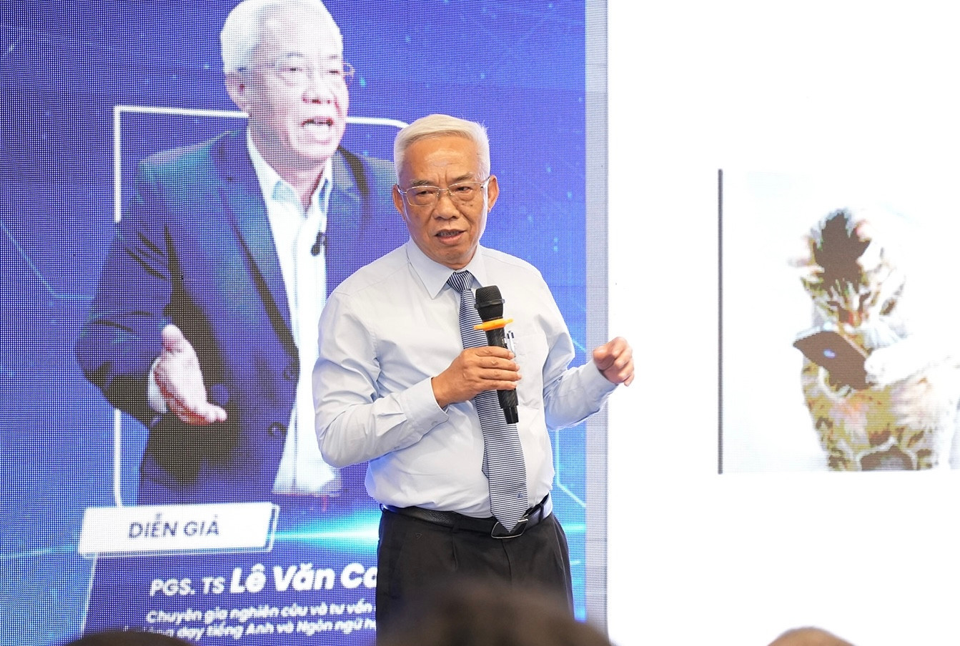 PGS. TS Lê Văn Canh chuyên gia nghiên cứu và tư vấn độc lập về giảng dạy tiếng Anh và ngôn ngữ học ứng dụng trao đổi tại toạ đàm. PGS. TS Lê Văn Canh chuyên gia nghiên cứu và tư vấn độc lập về giảng dạy tiếng Anh và ngôn ngữ học ứng dụng trao đổi tại toạ đàm.