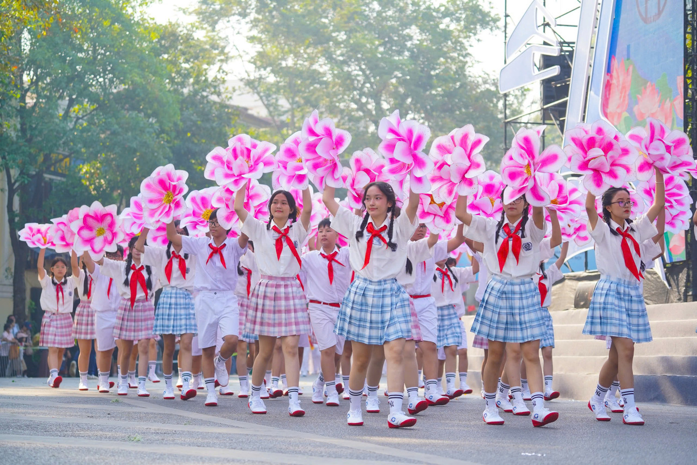 Những ngày qua, Phòng GD&amp;ĐT các quận, huyện, thị xã lựa chọn học sinh tập luyện cho ngày diễu hành.