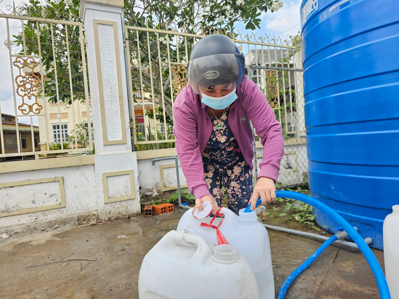 Nhiều khu vực ở Đồng bằng sông Cửu Long thiếu nước ngọt do khô hạn, xâm nhập mặn thời gian qua. Ảnh: Hoà Hội.