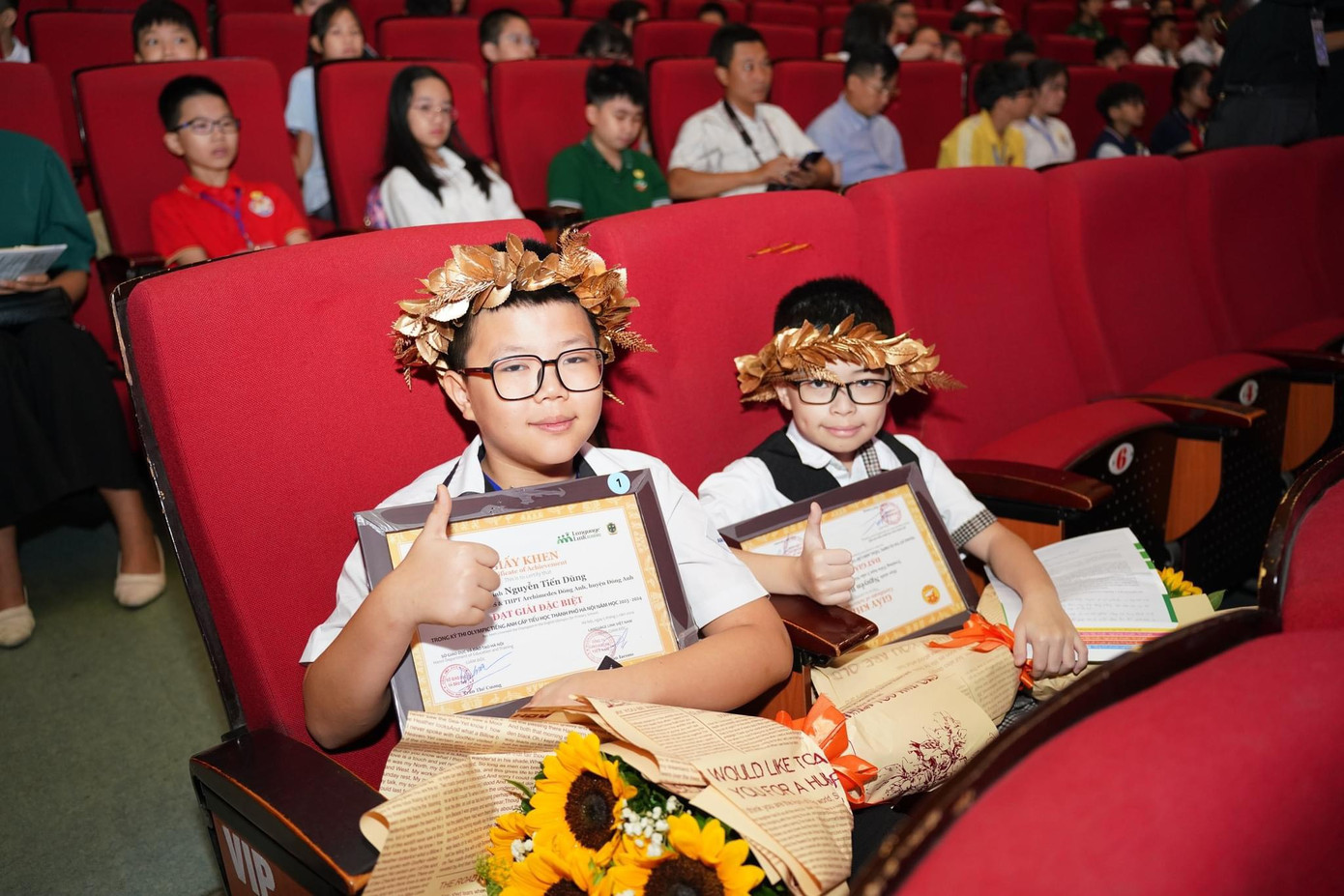 Nguyễn Bá Hải Sang (bên phải) giành giải Đặc biệt Cuộc thi Olympic Tiếng Anh thành phố Hà Nội. Nguyễn Bá Hải Sang (bên phải) giành giải Đặc biệt Cuộc thi Olympic Tiếng Anh thành phố Hà Nội.