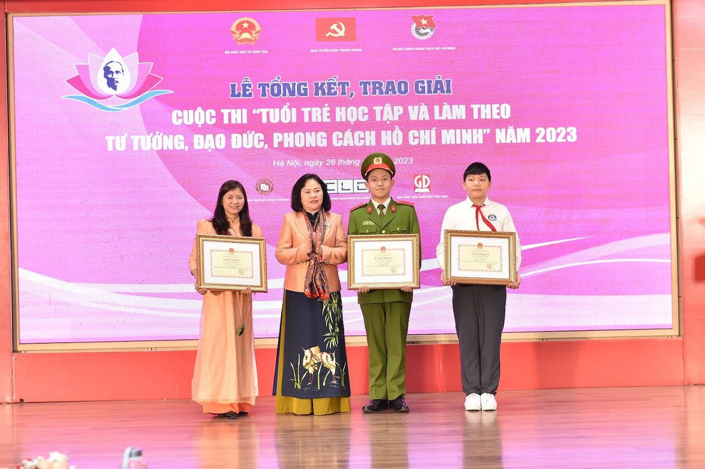 Thứ trưởng Bộ GD&ĐT Nguyễn Thị Minh trao giải Nhất cho các cá nhân. Thứ trưởng Bộ GD&ĐT Nguyễn Thị Minh trao giải Nhất cho các cá nhân.