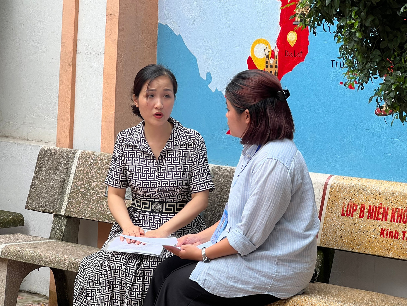 Chị Phạm Thị Thơm (bên trái), mẹ của thí sinh N.M.H đến điểm thi Trường THCS Đại Kim (Hà Nội) để nộp đơn xin không dự thi.