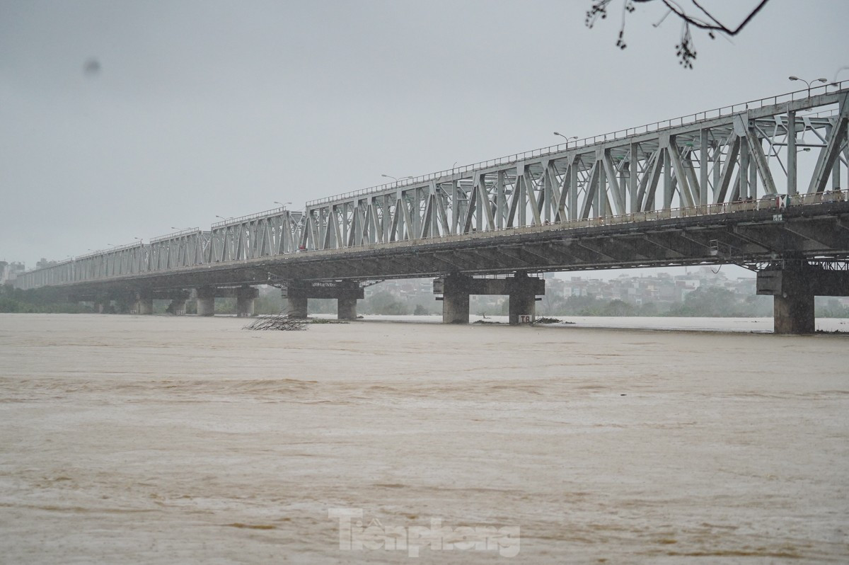 Mực nước lũ sông Hồng địa phận qua cầu Chương Dương trong chiều nay (11/9). Ảnh: Đức Nguyễn. Mực nước lũ sông Hồng địa phận qua cầu Chương Dương trong chiều nay (11/9). Ảnh: Đức Nguyễn.