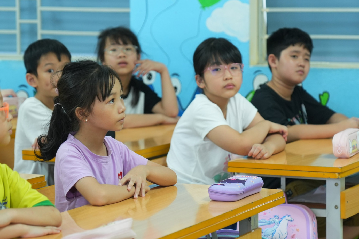 Hết năm học 2023-2024, tỉ lệ học sinh hoàn thành chương trình tiểu học chiếm 98,17%. (ảnh: Trọng Quân) Hết năm học 2023-2024, tỉ lệ học sinh hoàn thành chương trình tiểu học chiếm 98,17%. (ảnh: Trọng Quân)