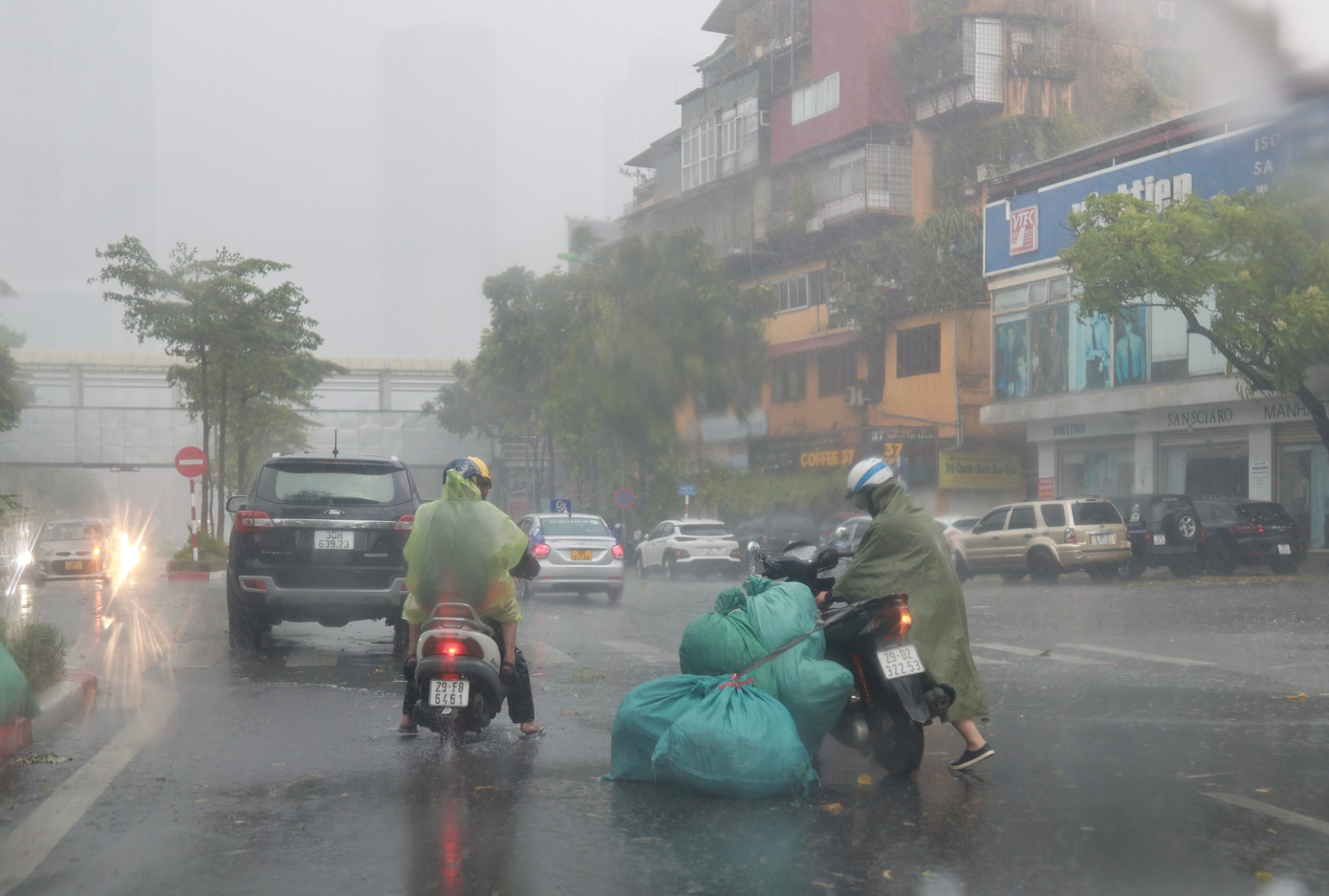 Miền Bắc đón mưa rất lớn từ đêm nay đến ngày 25/6. Ảnh: Như Ý. Miền Bắc đón mưa rất lớn từ đêm nay đến ngày 25/6. Ảnh: Như Ý.
