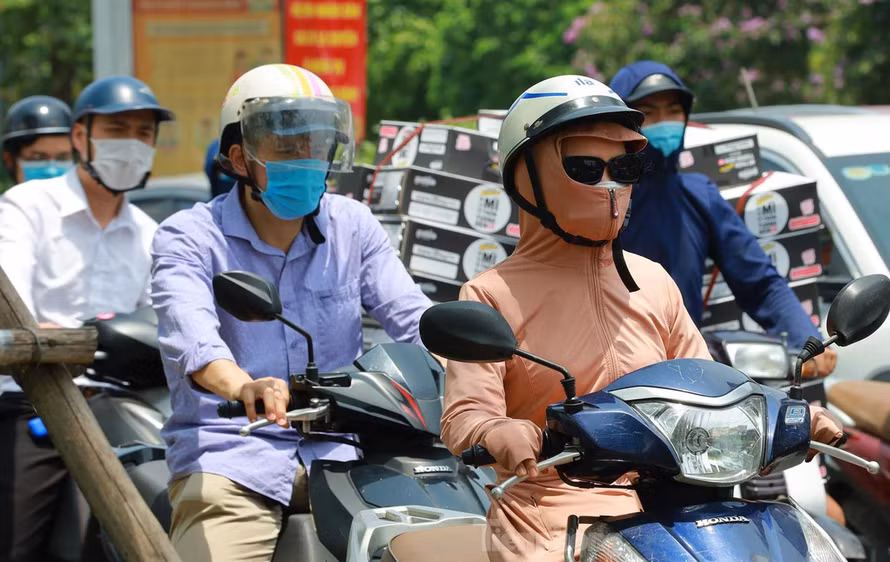 Hôm nay, Tây Bắc Bộ và miền Trung có nắng nóng gay gắt và đặc biệt gay gắt.