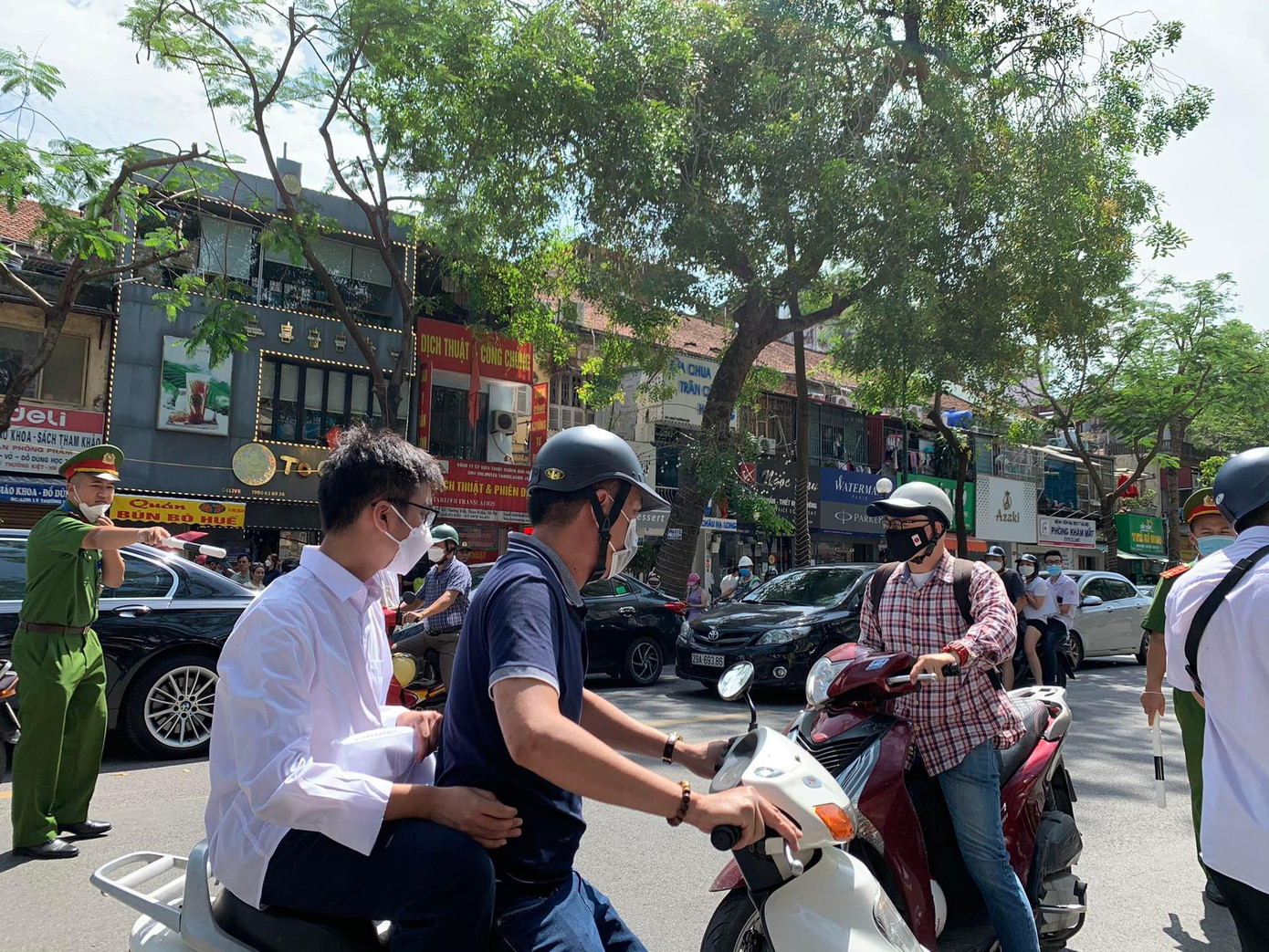 Một thí sinh khác đến làm thủ tục dự thi tại điểm thi THPT Việt Đức không đội mũ bảo hiểm được chiến sĩ Công an phân luồng, nhắc nhở. (ảnh: Đỗ Hợp) Một thí sinh khác đến làm thủ tục dự thi tại điểm thi THPT Việt Đức không đội mũ bảo hiểm được chiến sĩ Công an phân luồng, nhắc nhở. (ảnh: Đỗ Hợp)