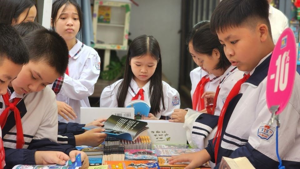 Hiện nay, Bộ GD&ĐT đang phối hợp với Bộ Tài chính và các cơ quan liên quan nghiên cứu quy định giá tối đa sách giáo khoa để thực hiện từ ngày 1/7/2024. Hiện nay, Bộ GD&ĐT đang phối hợp với Bộ Tài chính và các cơ quan liên quan nghiên cứu quy định giá tối đa sách giáo khoa để thực hiện từ ngày 1/7/2024.