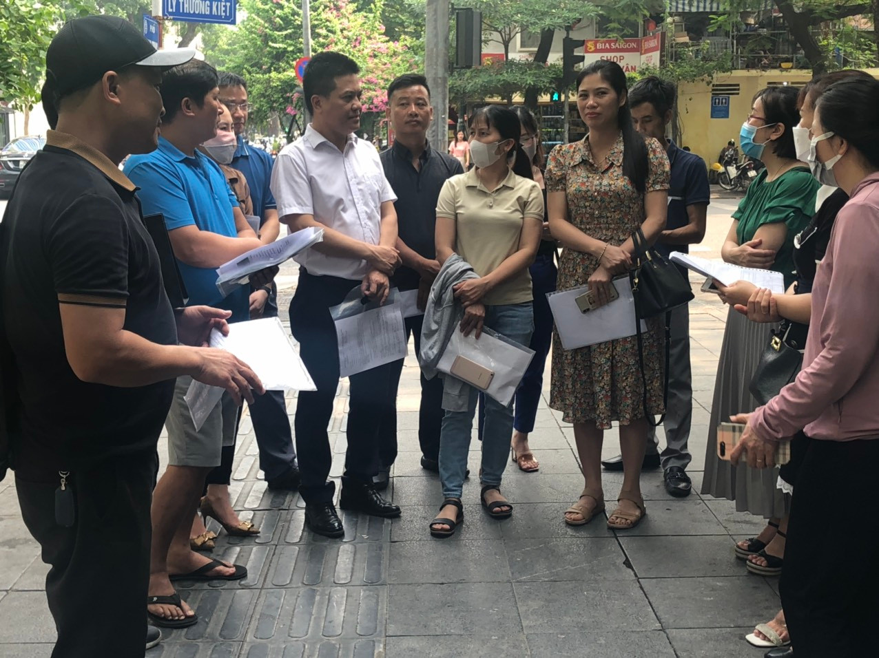 Phụ huynh tập trung ở Sở GD&amp;ĐT để gửi đơn kiến nghị, đề nghị đơn vị có phương án xử lý đề Toán in mờ.