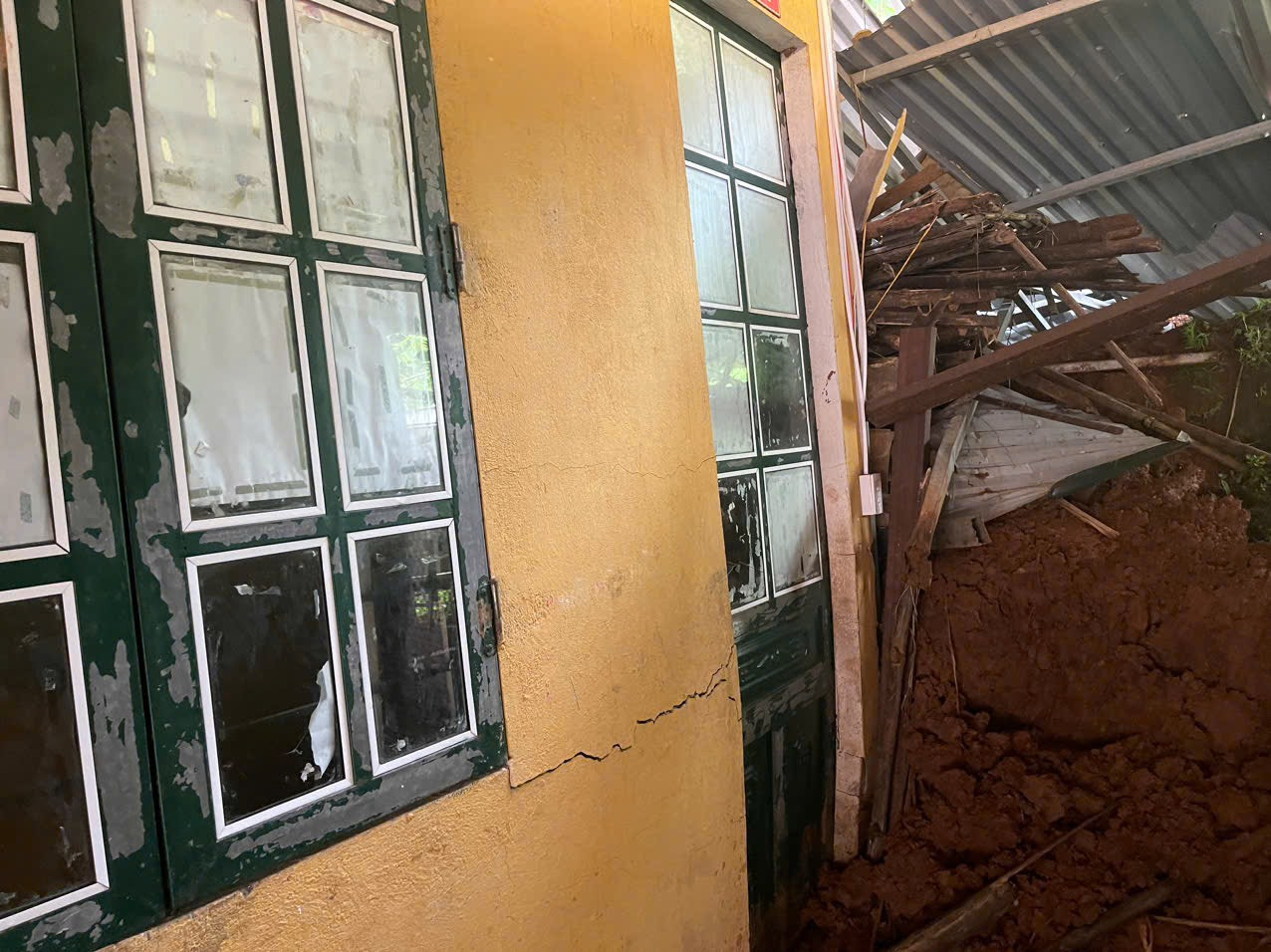 Một trường học ở huyện Bảo Yên, tỉnh Lào Cai bị đất đá đổ xuống, nứt toác, có nguy cơ đổ sập.