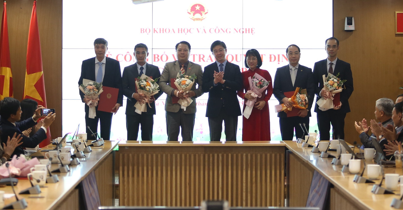 Thứ trưởng Bùi Hoàng Phương trao quyết định bổ nhiệm lãnh đạo Trung tâm Truyền thông khoa học và công nghệ và một số đơn vị khác.