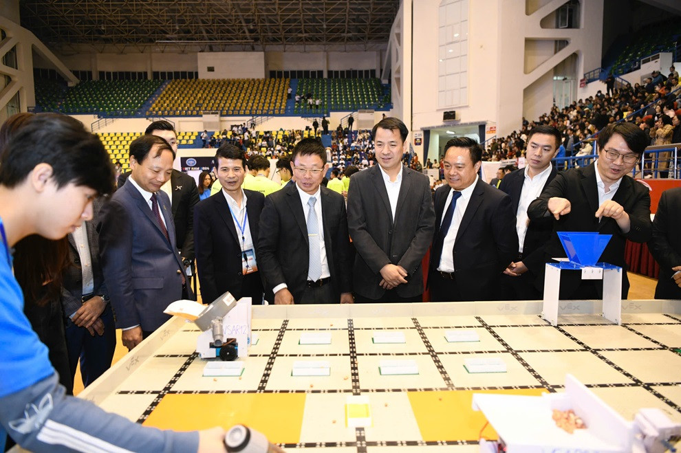 Ban tổ chức và khách mời tham quan các khu vực thi đấu.