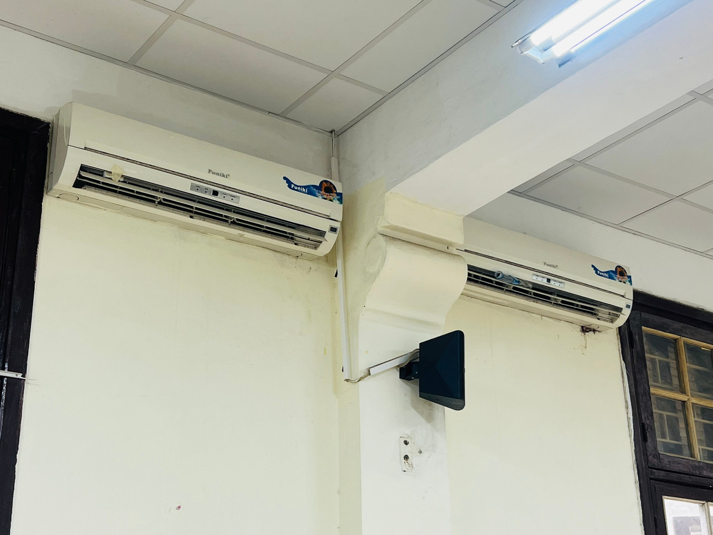 Các phòng thi có điều hoà được yêu cầu bật thử, bàn giao điều khiển cho cán bộ cơ sở vật chất. Trong thời tiết nắng nóng, Sở GD&ĐT Hà Nội đề nghị ưu tiên bật quạt, điều hoà cho thí sinh làm bài thi. Các phòng thi có điều hoà được yêu cầu bật thử, bàn giao điều khiển cho cán bộ cơ sở vật chất. Trong thời tiết nắng nóng, Sở GD&ĐT Hà Nội đề nghị ưu tiên bật quạt, điều hoà cho thí sinh làm bài thi.