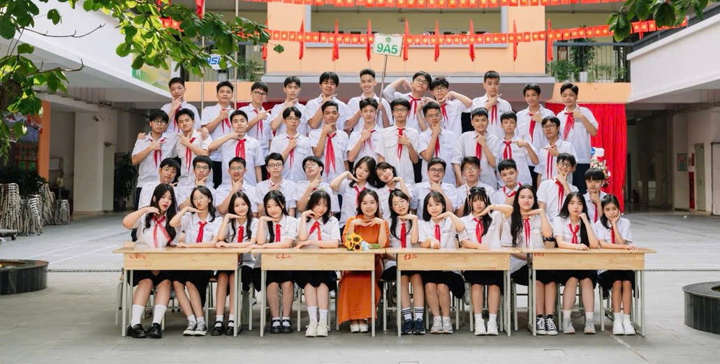 Cô Hà My và học sinh lớp 9A5.