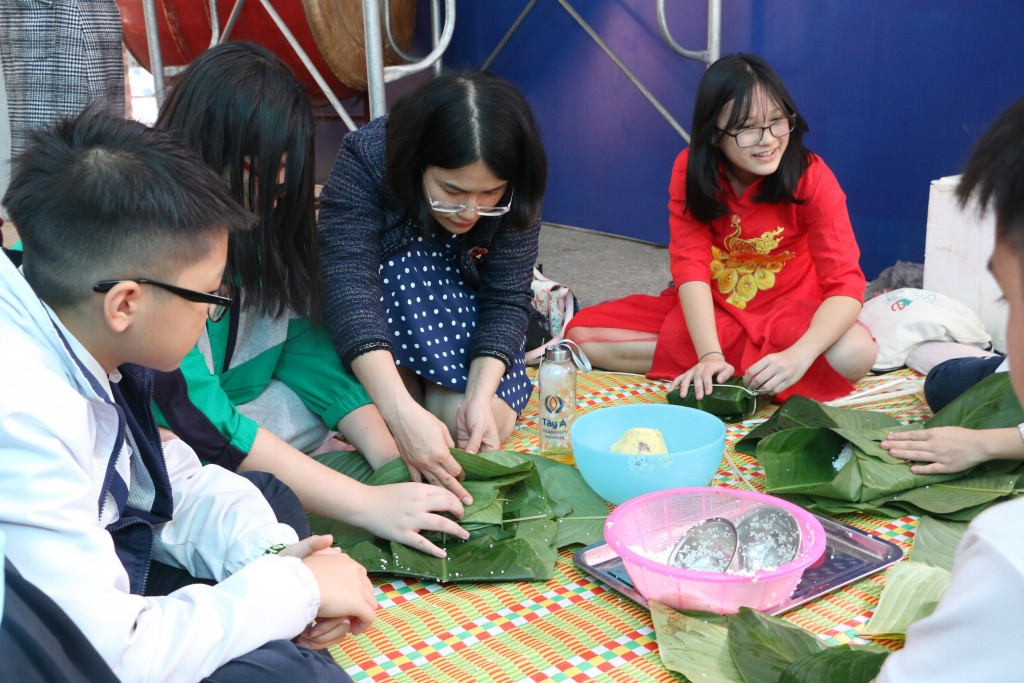 Học sinh gói bánh chưng nhân dịp Tết cổ truyền. Học sinh gói bánh chưng nhân dịp Tết cổ truyền.