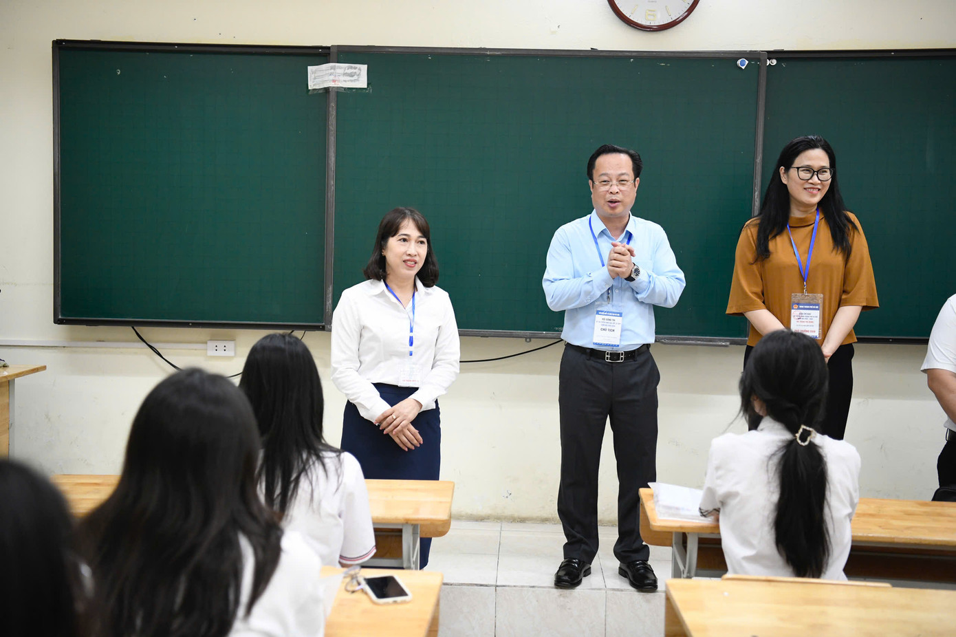 Giám đốc Sở GD&amp;ĐT Hà Nội kiểm tra công tác chuẩn bị thi tại điểm thi Trường THPT Yên Hoà và THPT Cầu Giấy, động viên cán bộ, giáo viên làm thi và thí sinh dự thi. Ông đến các phòng thi, chúc thí sinh bình tĩnh, tự tin làm bài thi tốt. Ông Cương nhắn nhủ thí sinh, trong các ngày thi, các em không nên thức khuya để học bài, thay vào đó cần đi ngủ sớm, giữ tinh thần minh mẫn. Đến điểm thi đúng giờ và nhớ thực hiện đúng quy chế. Điều quan trọng nhất là đọc kỹ đề thi, làm bài một cách cẩn thận, đạt kết quả cao.