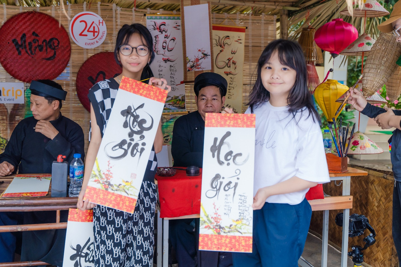 Học sinh đi xin chữ. Học sinh đi xin chữ.