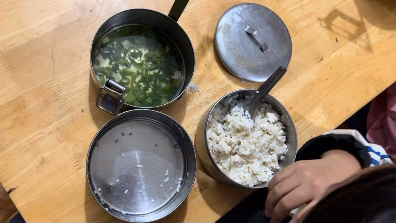 Theo phụ huynh, trước đây, suất ăn bán trú của trường lèo tèo rau canh cải và trứng luộc hoặc đậu phụ hoặc xúc xích. (ảnh: Phụ huynh cung cấp).