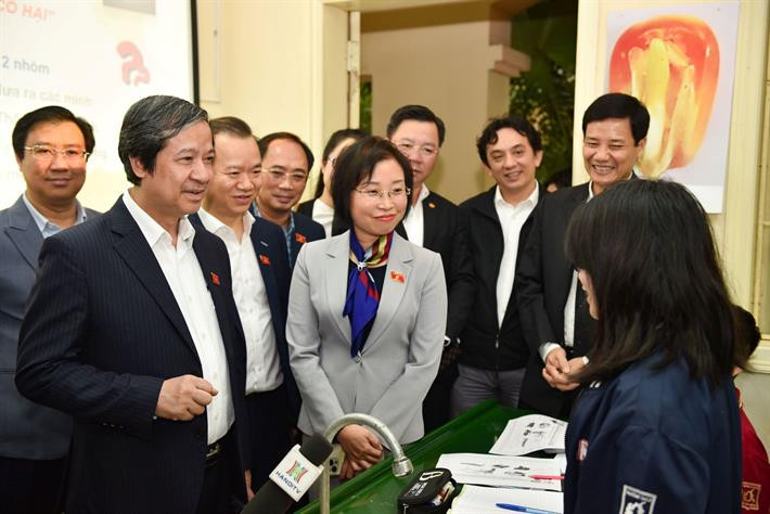 Đoàn giám sát thăm lớp học tại Trường THCS Bế Văn Đàn, quận Đống Đa (Hà Nội).