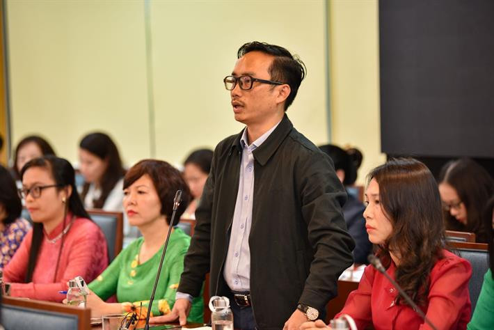 Hiệu trưởng trường học trả lời về các vấn đề triển khai chương trình GDPT mới.