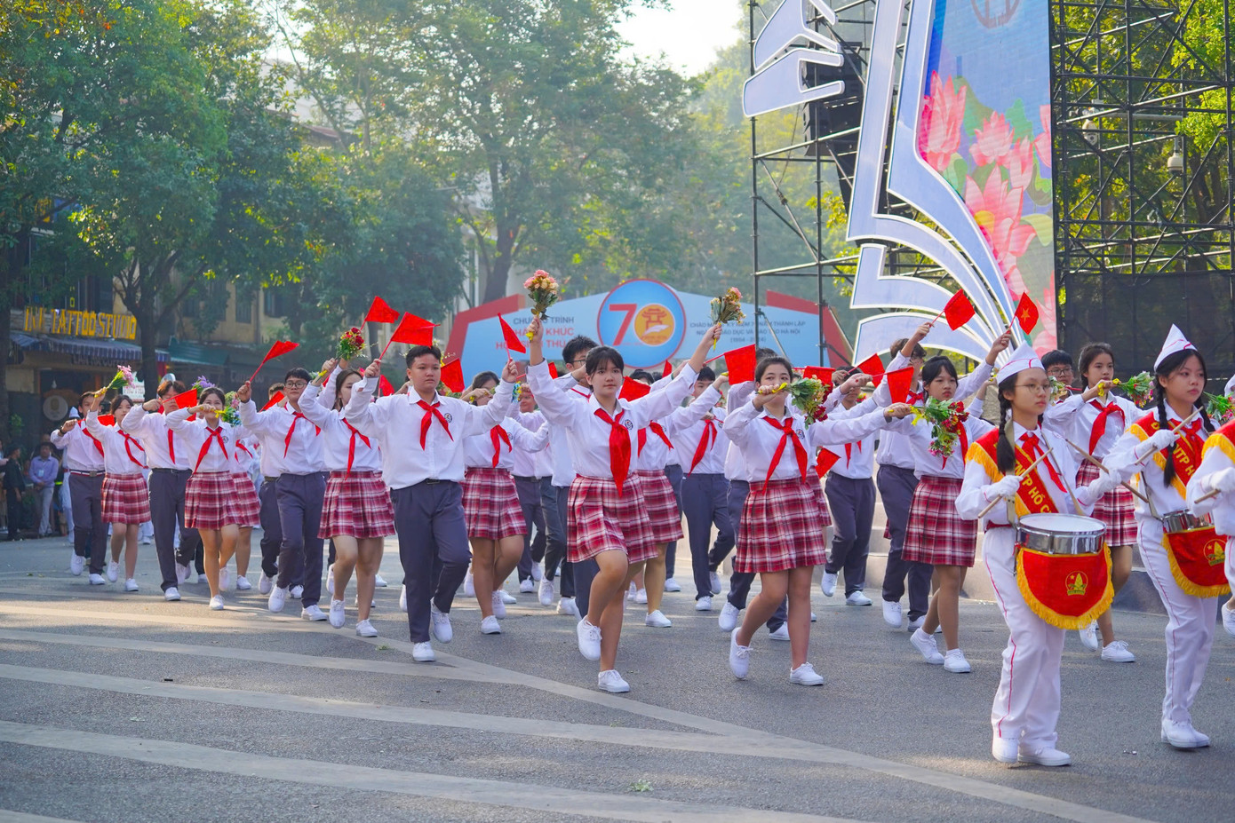 Một sáng mùa thu, sáng hoa rực rỡ, ngợp trời bên bờ Hồ Hoàn Kiếm. Các em học sinh nguyện tiếp tục phấn đấu, rèn đức, luyện tài vì ngày mai tươi sáng.