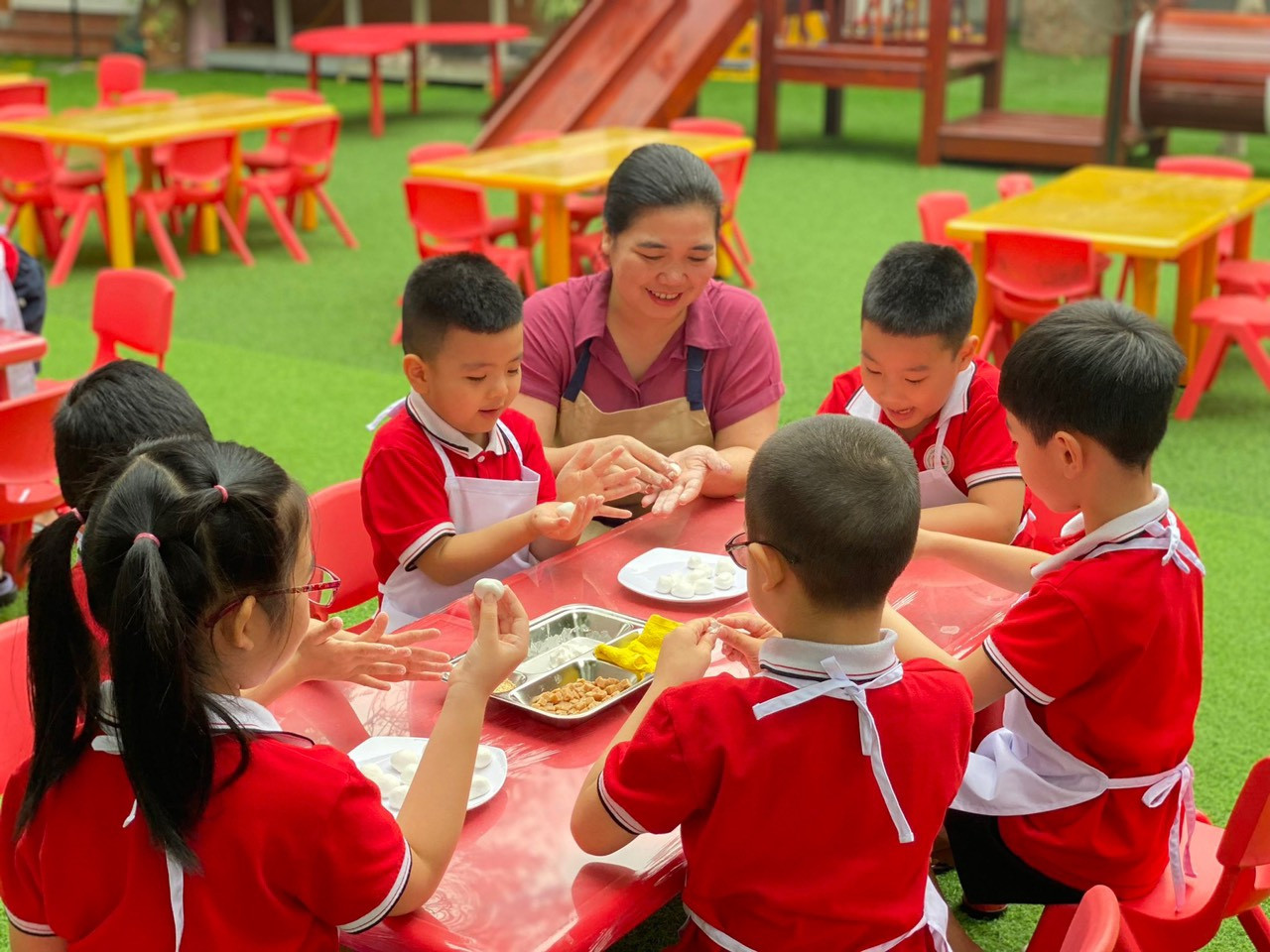 Bộ GD&amp;ĐT trong đó yêu cầu tuyệt đối không thực hiện hợp đồng dịch vụ cung cấp suất ăn cho trẻ.