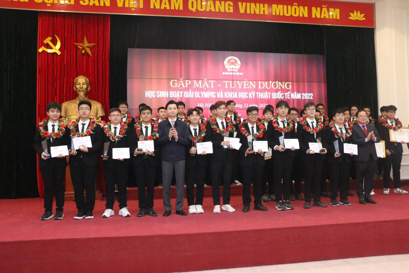 Bí thư T.Ư Đoàn Nguyễn Minh Triết và Nhà báo Lê Xuân Sơn, Tổng biên tập báo Tiền Phong, Giám đốc Quỹ hỗ trợ Tài năng trẻ Việt Nam trao thưởng cho học sinh. Bí thư T.Ư Đoàn Nguyễn Minh Triết và Nhà báo Lê Xuân Sơn, Tổng biên tập báo Tiền Phong, Giám đốc Quỹ hỗ trợ Tài năng trẻ Việt Nam trao thưởng cho học sinh.