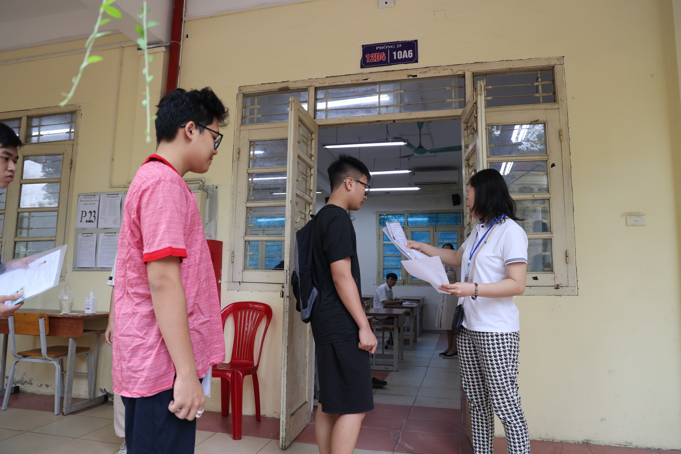 Thí sinh được gọi theo số báo danh vào phòng làm thủ tục dự thi. Thí sinh được gọi theo số báo danh vào phòng làm thủ tục dự thi.